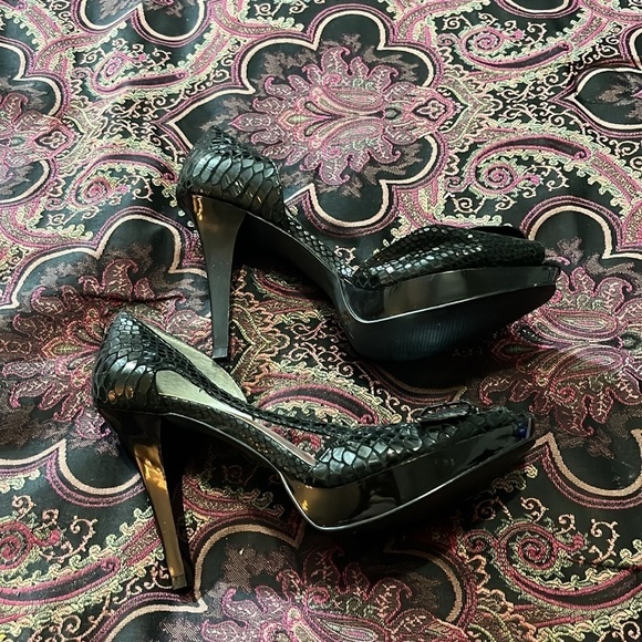 BCBG Peep Toe Pumps. Size 8.5! Color black. Leather upper! 4 inch heel! - Picture 2 of 11